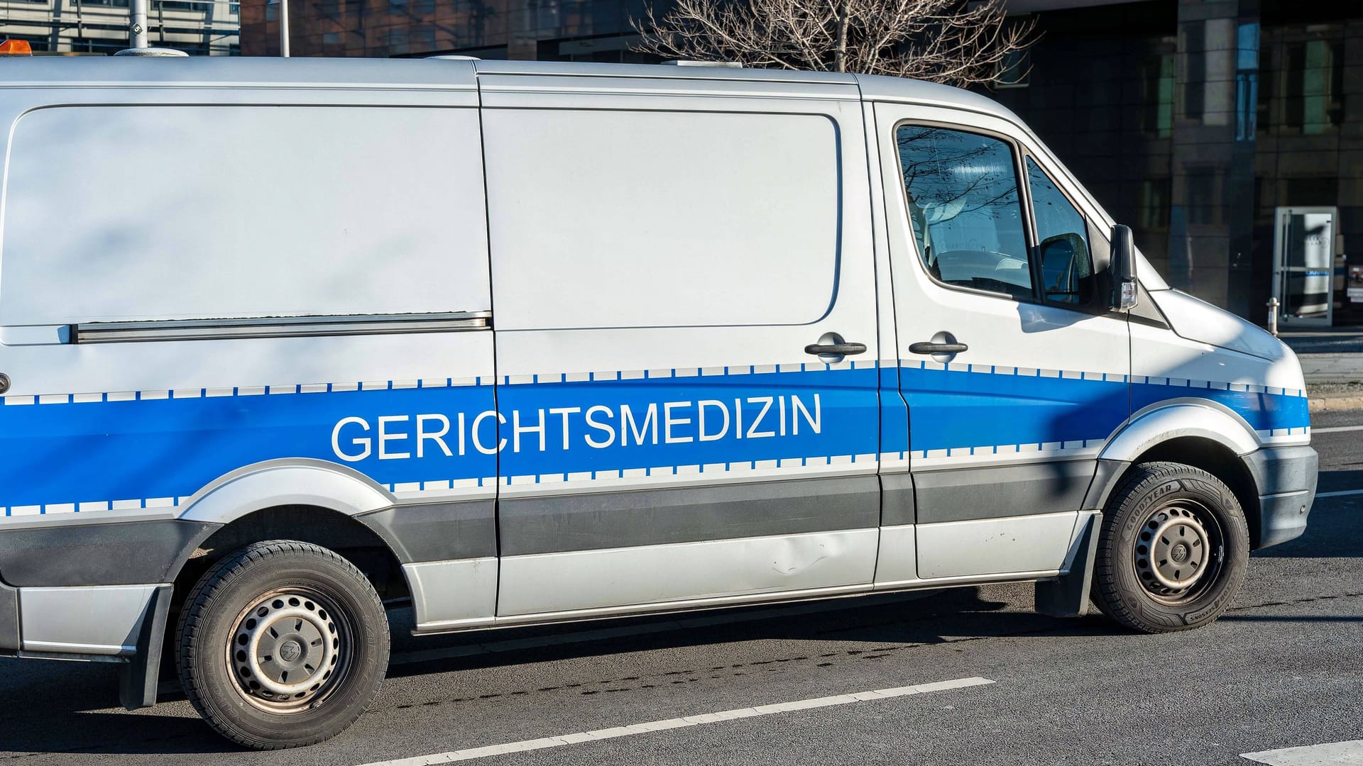 Wagen der Gerichtsmedizin (Symbolbild): Zunächst hatte die Polizei in Hilfseinrichtungen und im Obdachlosenmilieu nach der Identität der Frau gesucht.