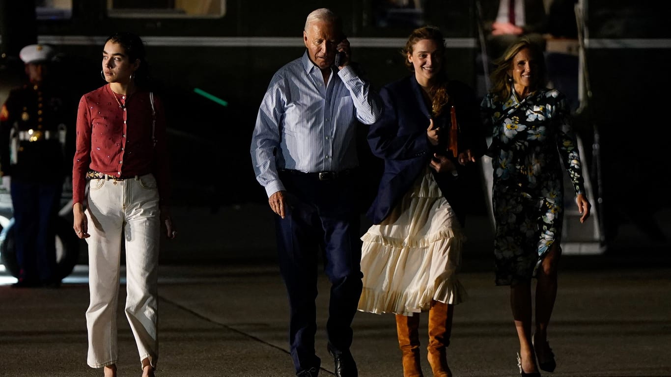 Biden kehrt mit seiner Familie vom Landsitz des Präsidenten, Camp David, zurück.