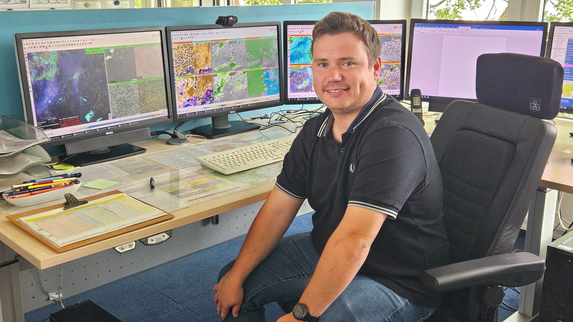 David Bötzel: Er ist Wetterberater beim Deutschen Wetterdienst in Essen.