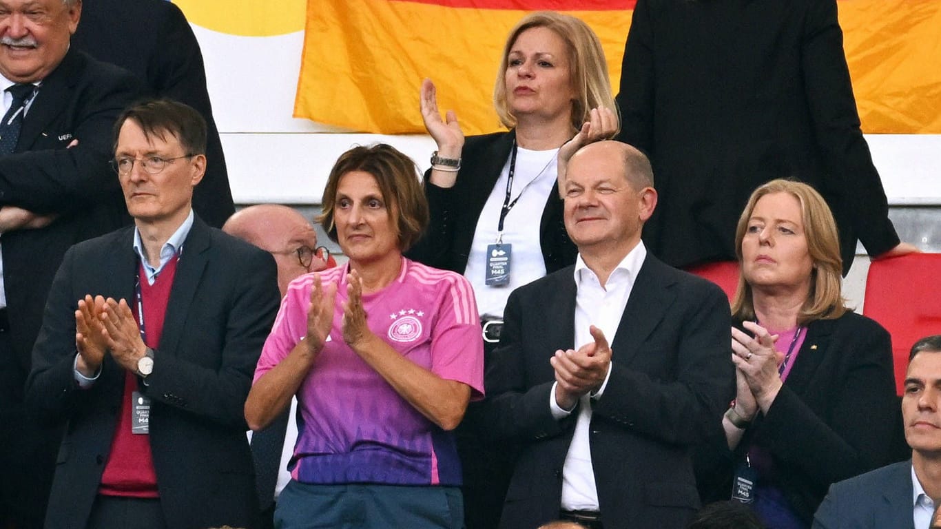 SPD-Riege beim Viertelfinale Deutschland gegen Spanien: Minister Lauterbach, Kanzlergattin Britta Ernst, Kanzler Olaf Scholz, Bundestagspräsidentin Bärbel Bas (v.l.n.r.) und Ministerin Faeser (hinten).