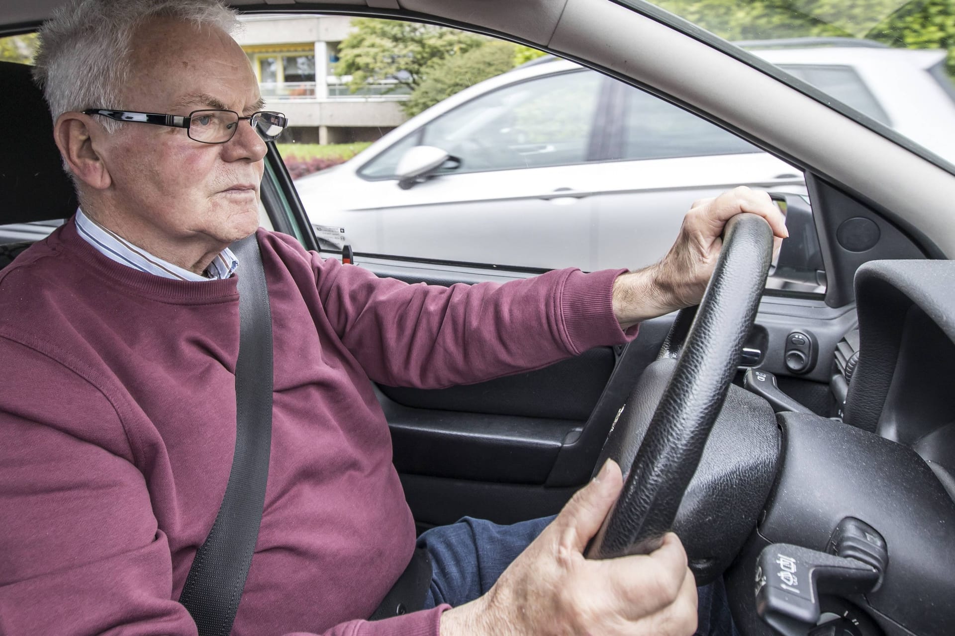 Plötzliches Ende einer Fahrt: Wenn die einwirkenden Kräfte zu stark werden, unter- oder übersteuert das Auto. Dann ist eine schnelle Reaktion wichtig.