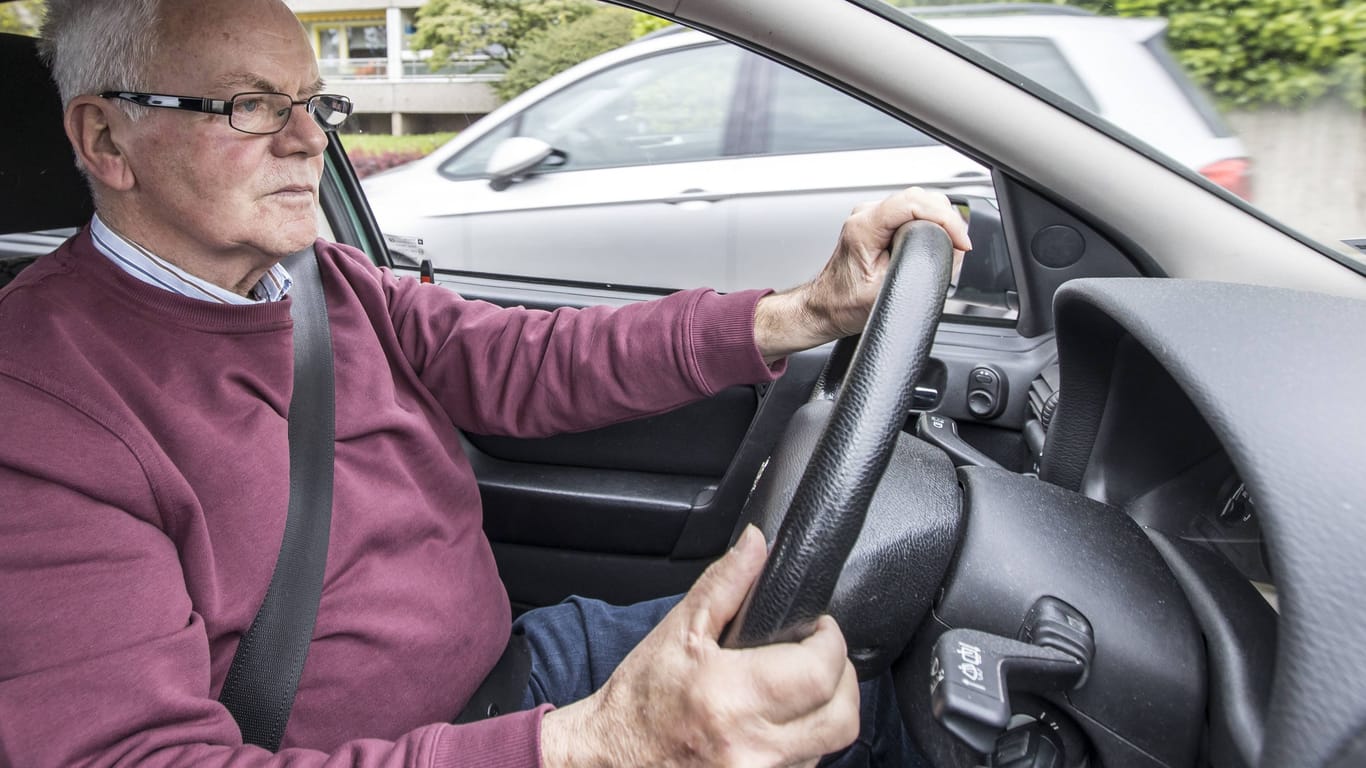 Plötzliches Ende einer Fahrt: Wenn die einwirkenden Kräfte zu stark werden, unter- oder übersteuert das Auto. Dann ist eine schnelle Reaktion wichtig.