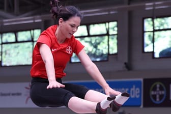 Annalena Baerbock: Die Außenministerin nutzt im Rahmen ihrer Sommerreise beim Besuch vom TSV Bayer 04 Leverkusen in der Sporthalle ein Trampolin.