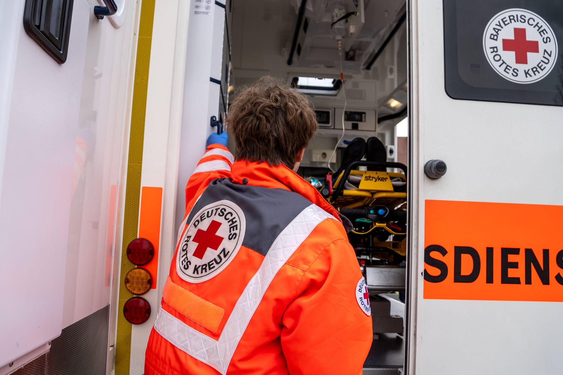 Mitarbeiter des Rettungsdienstes im Einsatz (Symbolfoto): In Nürnberg ist ein Mann an einem Karussel gestorben.