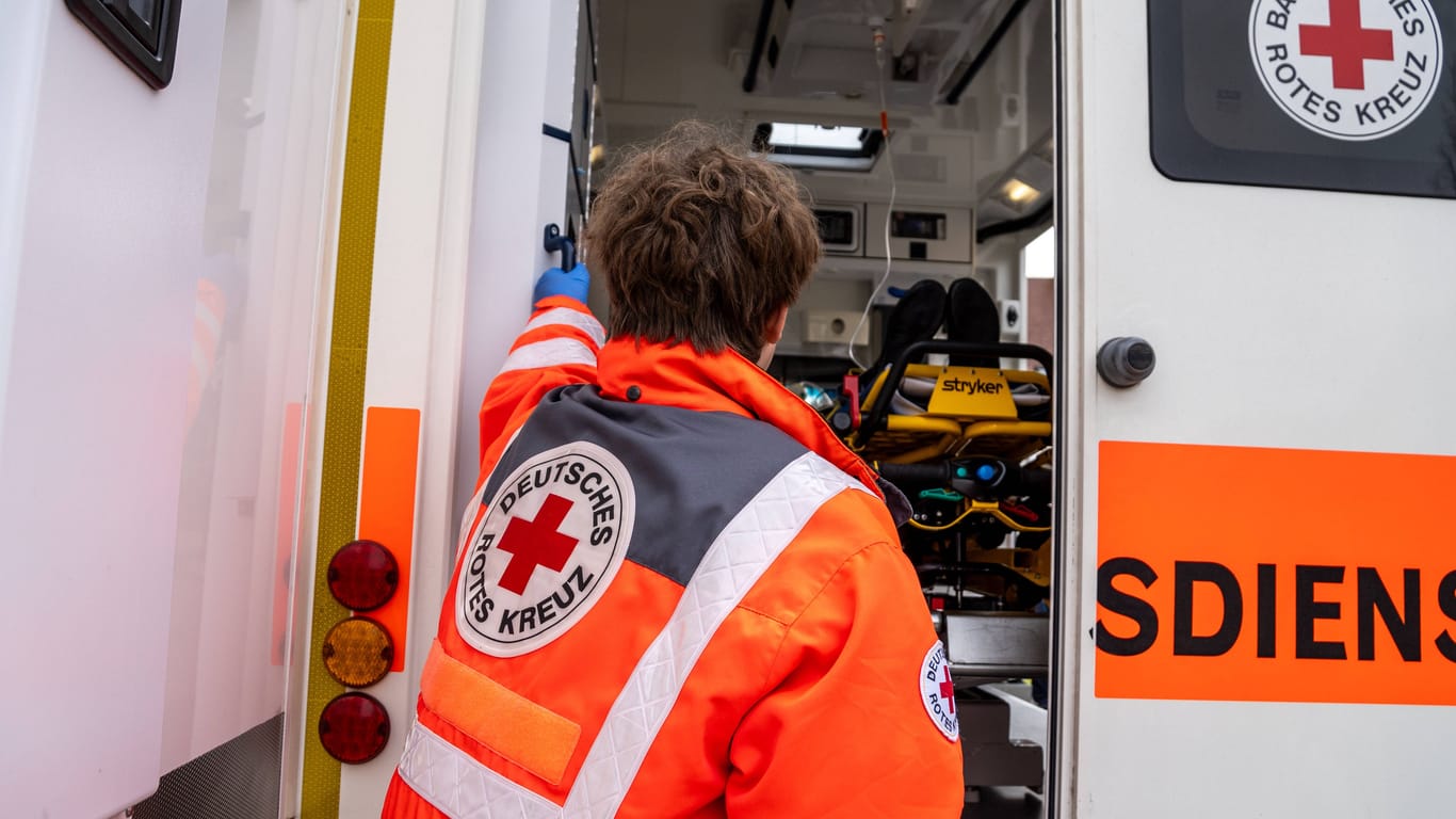 Mitarbeiter des Rettungsdienstes im Einsatz (Symbolfoto): In Nürnberg ist ein Mann an einem Karussel gestorben.