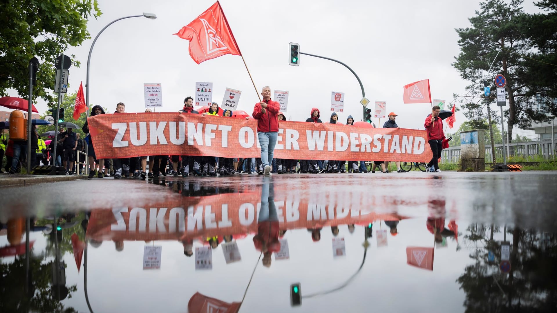 Protest gegen Verkauf von Mercedes-Autohäusern - Berlin