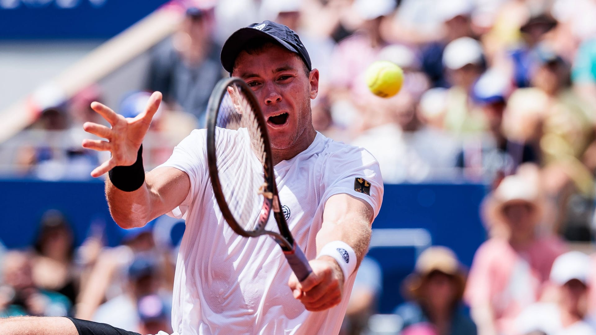 Dominik Koepfer (l.) und Novak Djokovic: Sie spielten in der Hitze von Paris.