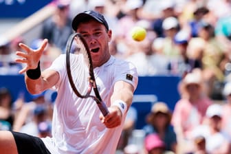 Dominik Koepfer (l.) und Novak Djokovic: Sie spielten in der Hitze von Paris.