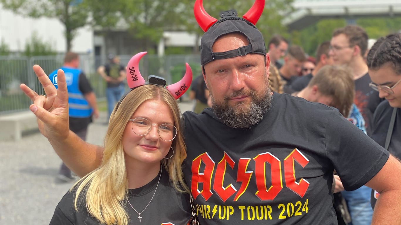 Nadia und ihr Vater Adam: Die beiden AC/DC-Fans sind aus Neustadt angereist.