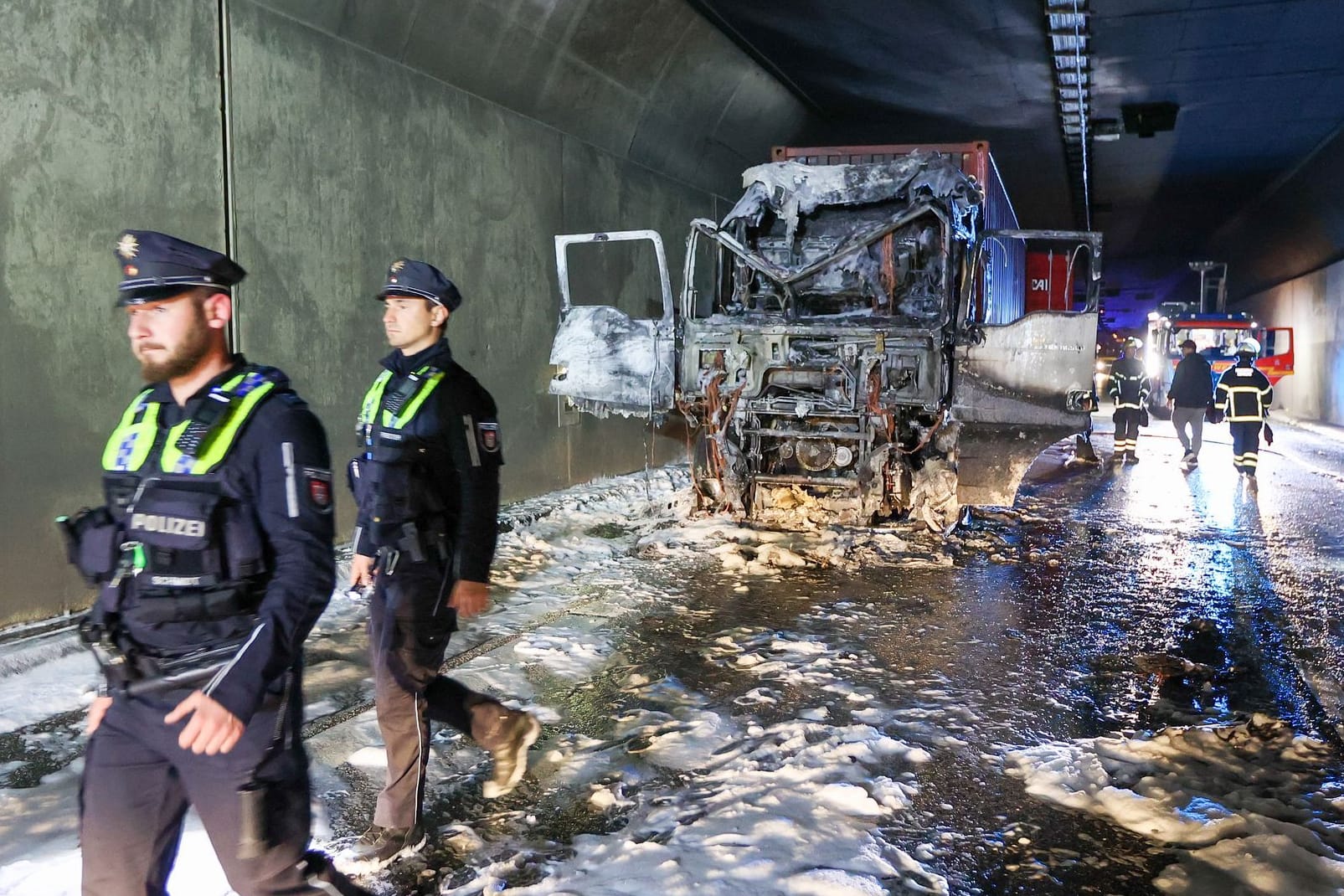 Nach Lastwagen-Brand im Hamburger Elbtunnel