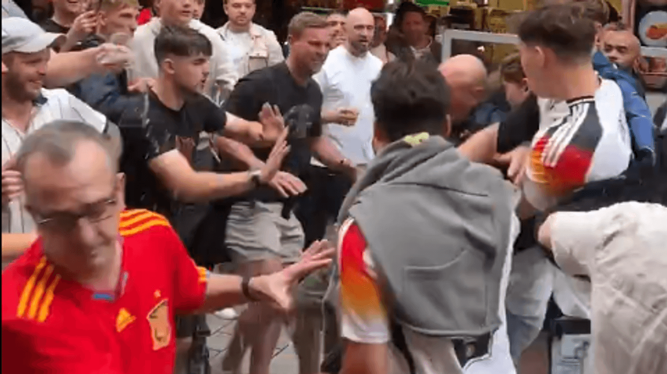 Nach dem EM-Aus der deutschen Nationalmannschaft kam es in der Düsseldorfer Altstadt zu einer Konfrontation zwischen englischen und deutschen Fußballfans.