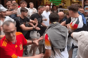 Nach dem EM-Aus der deutschen Nationalmannschaft kam es in der Düsseldorfer Altstadt zu einer Konfrontation zwischen englischen und deutschen Fußballfans.