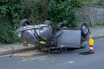 VW Käfer Cabrio mit Totalschaden: Der Fahrer musste ins Krankenhaus gebracht werden.