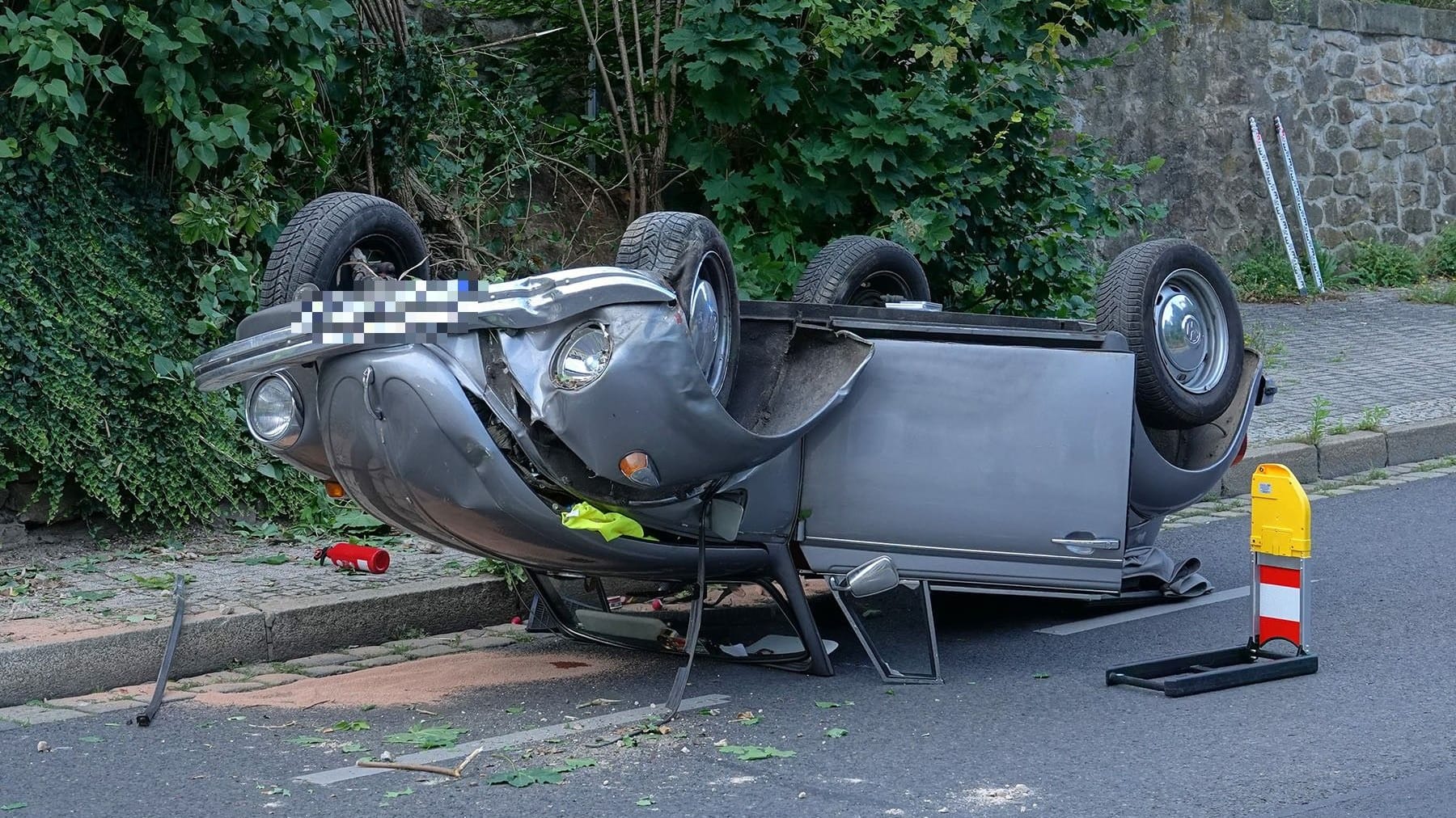 VW Käfer Cabrio mit Totalschaden: Der Fahrer musste ins Krankenhaus gebracht werden.