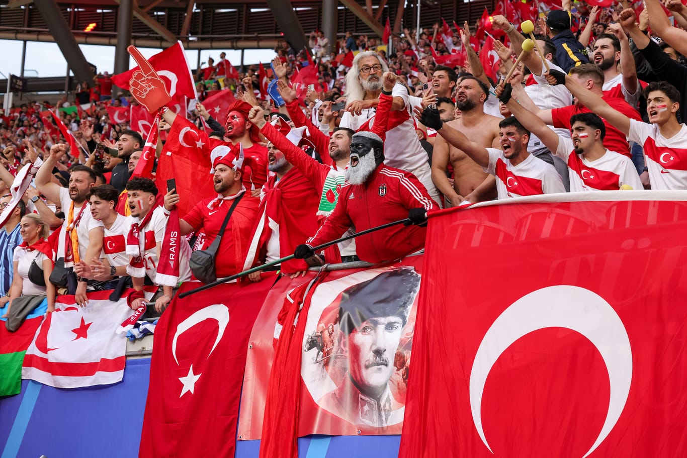 Türkische Fans bei der EM. An sie wenden sich ein Aufruf der "Turkish Ultras".