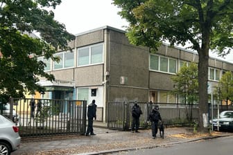 Berlin: Vermummte Polizisten stehen an einem Gebäude, in dem sich das Islamische Zentrum Berlin in der Ordensmeisterstraße befindet.