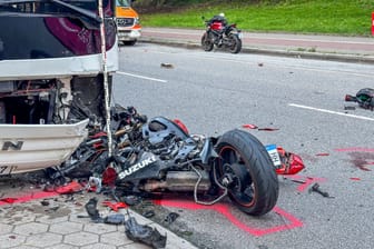Demoliertes Unfall-Bike auf der Helgoländer Allee: Der Fahrer erlag seinen Verletzungen noch am Unfallort.