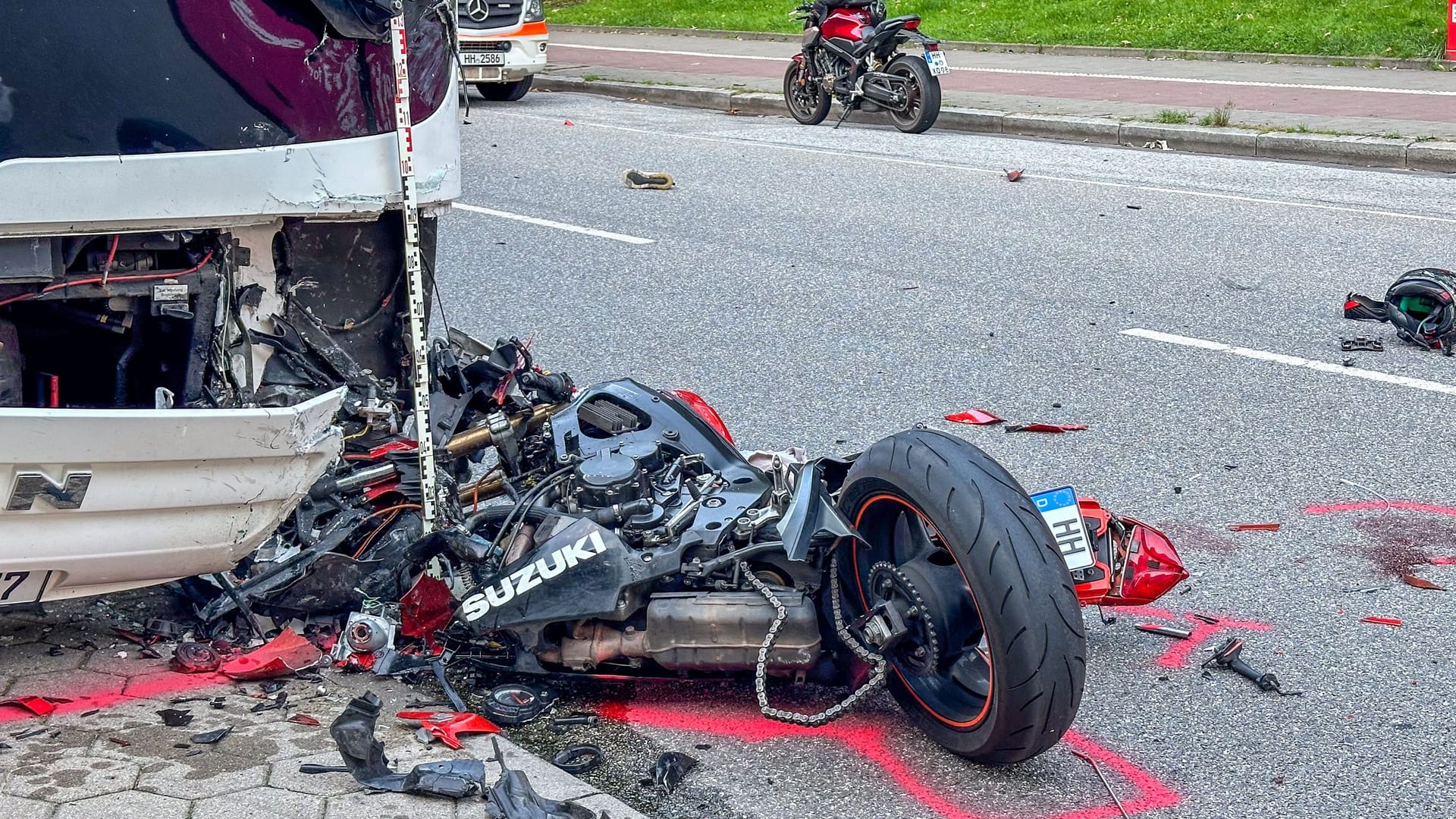 Demoliertes Unfall-Bike auf der Helgoländer Allee: Der Fahrer erlag seinen Verletzungen noch am Unfallort.