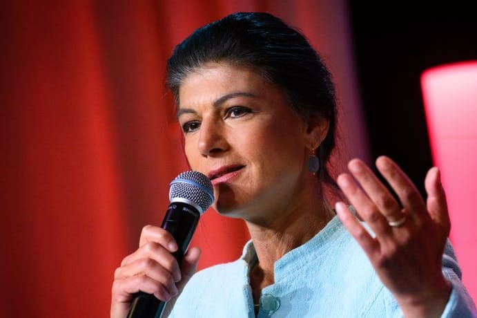 Sahra Wagenknecht, Parteivorsitzende des Bündnis Sahra Wagenknecht (BSW), reagiert nach den ersten Europawahl-Prognosen auf der Wahlparty des BSW.