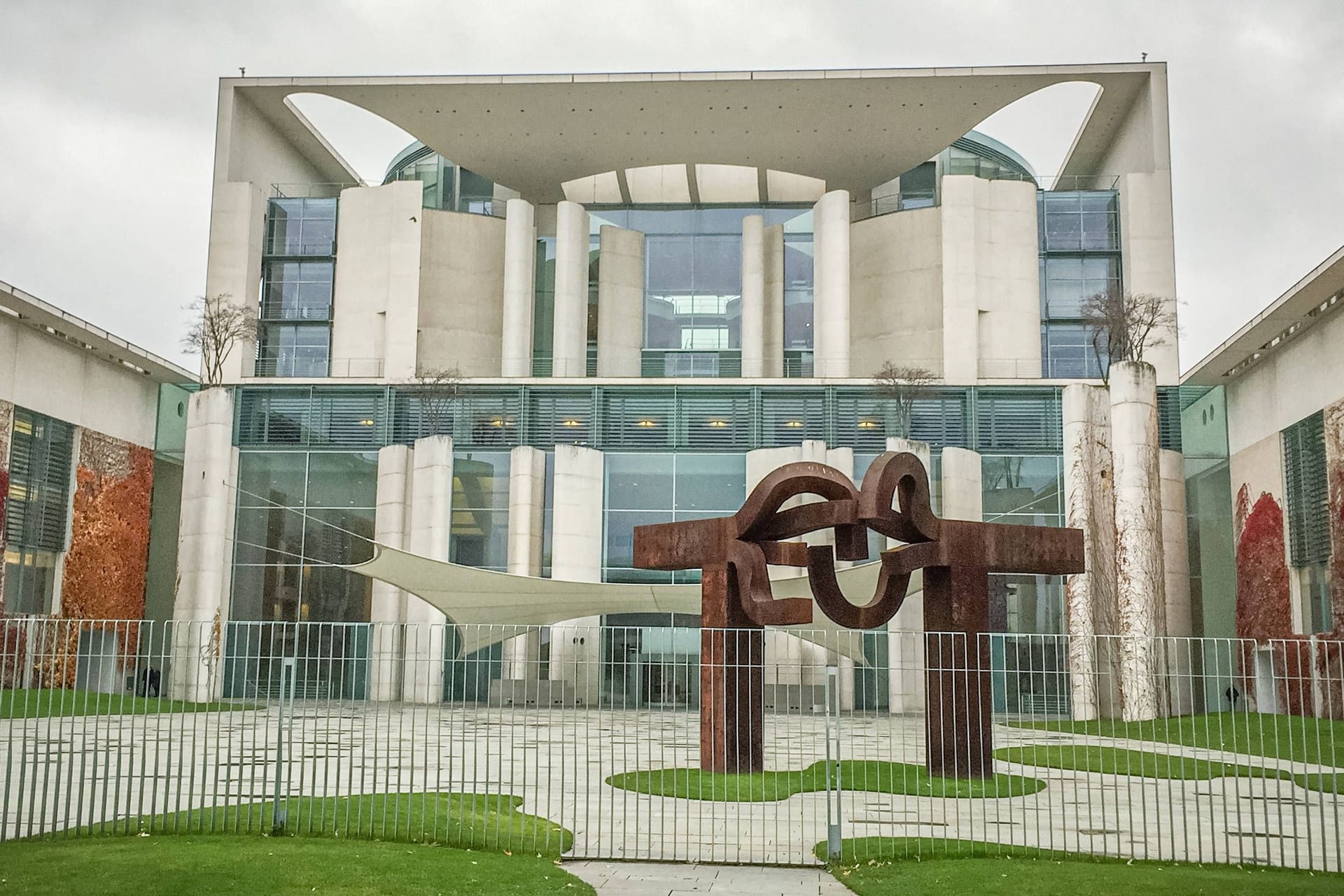 Bundeskanzleramt in Berlin: Arbeitet hier noch jemand oder sind alle Angestellten im Home-Office?