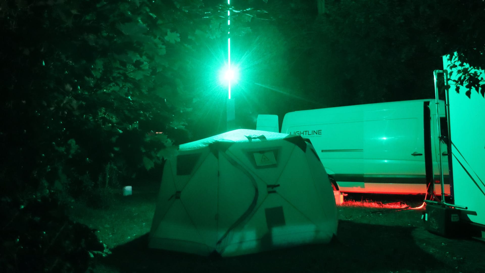 Laser-Installation in Spandau: Von hier sorgte Aston Martin in Berlin für Aufsehen.