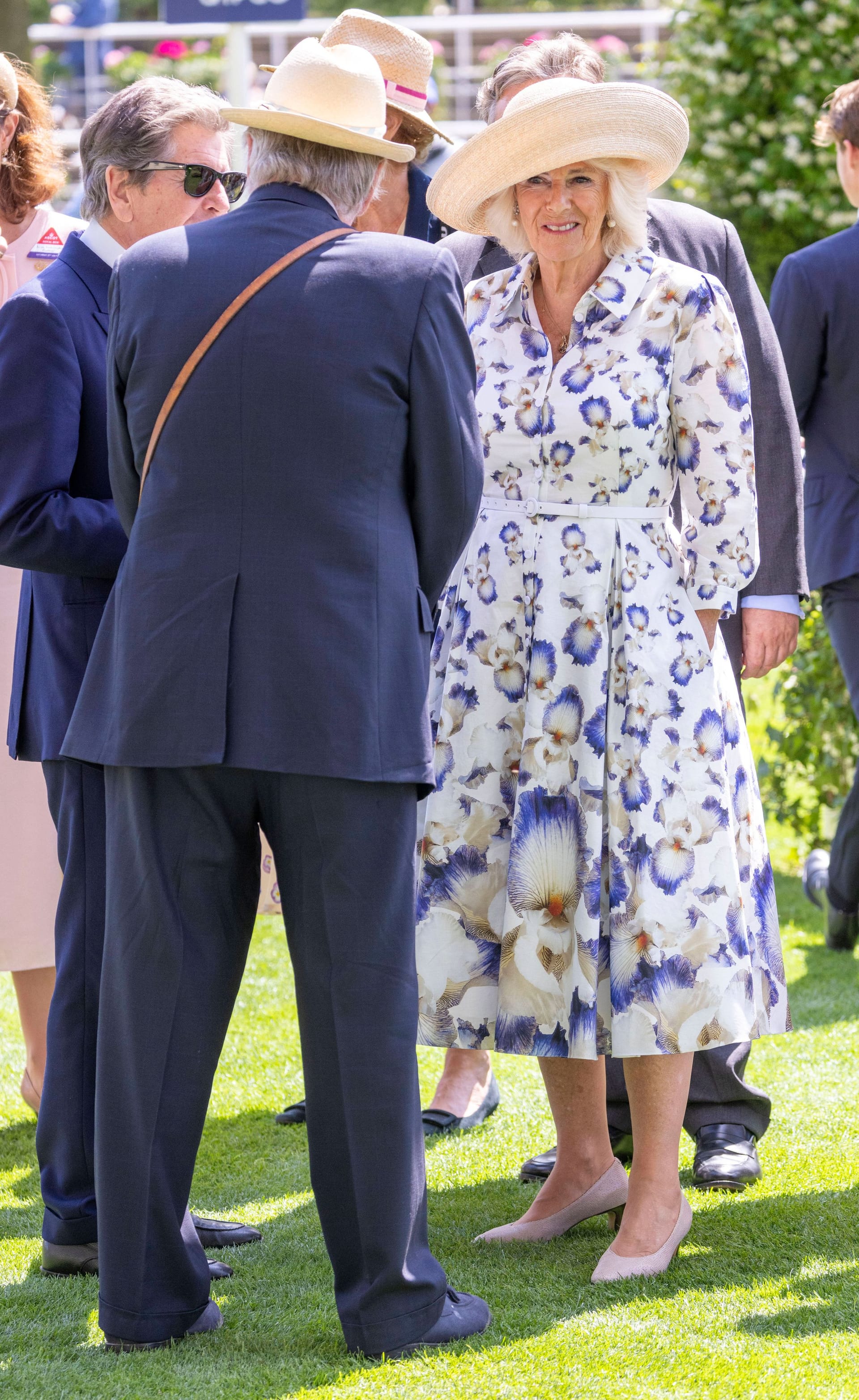 Königin Camilla kam in einem Kleid mit Blumenmuster.