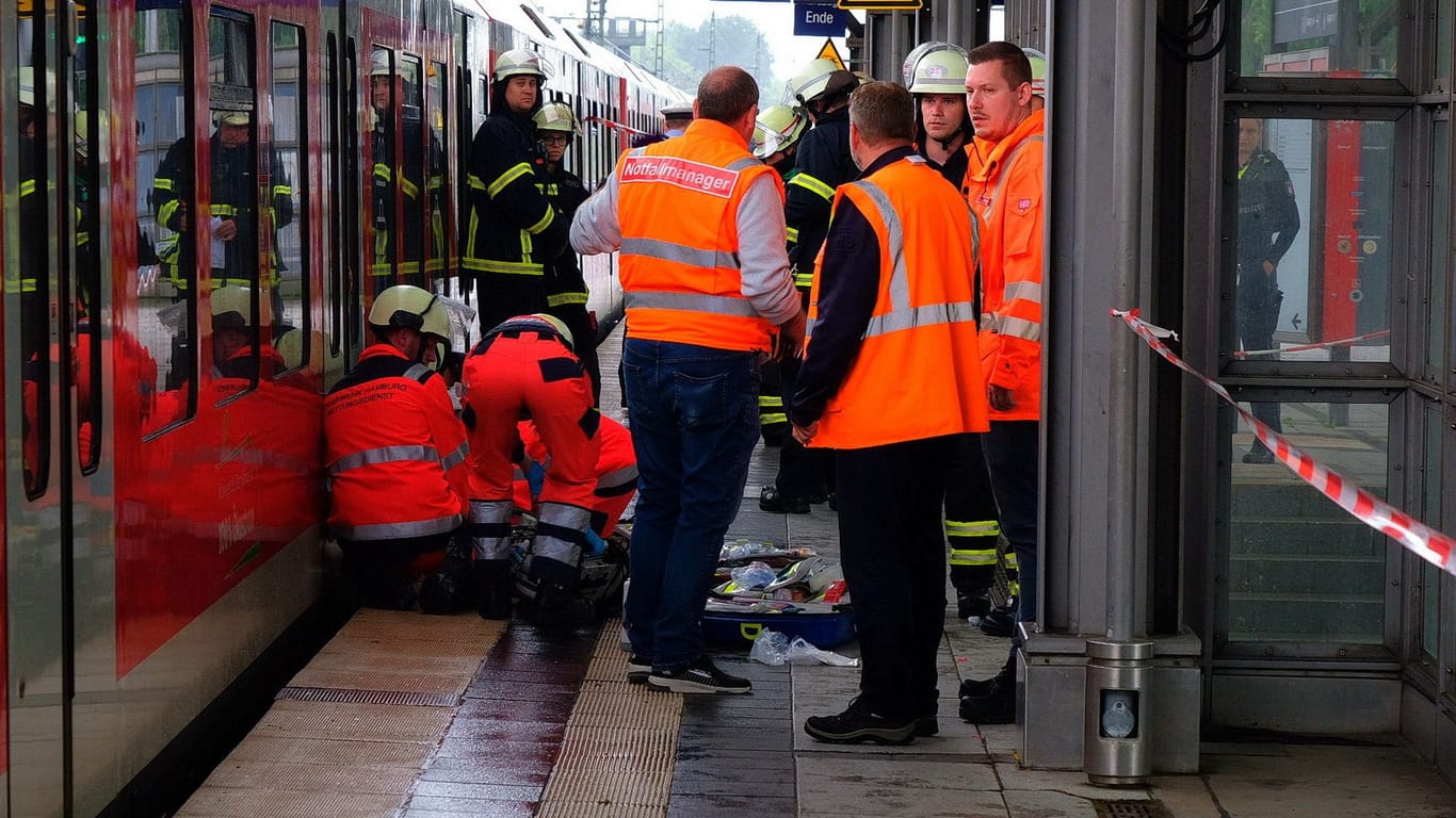 Rettungskräfte kümmern sich um die lebensgefährlich verletzte Frau: Eine 33-Jährige ist am S-Bahnhof Allermöhe von S-Bahn überrollt worden.