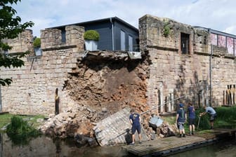 Ein Teil der Mauer der Wasserburg in Bad Vilbel ist nach einem Unwetter eingestürzt und in den Wassergraben gefallen.