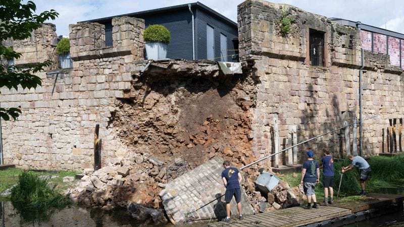 Ein Teil der Mauer der Wasserburg in Bad Vilbel ist nach einem Unwetter eingestürzt und in den Wassergraben gefallen.