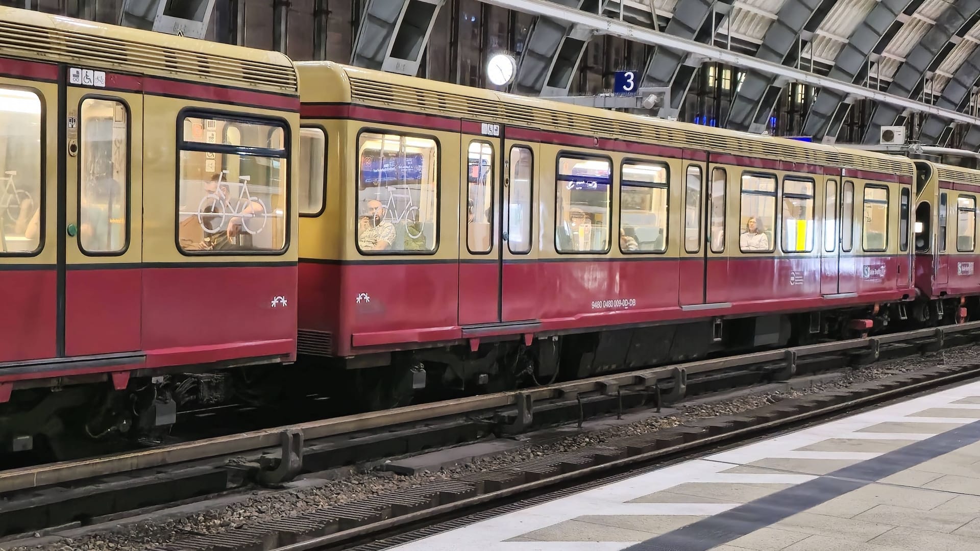 Eine S-Bahn in Berlin-Mitte (Archivbild): Auf einer wichtigen Strecke in der Hauptstadt geht nun nichts mehr.