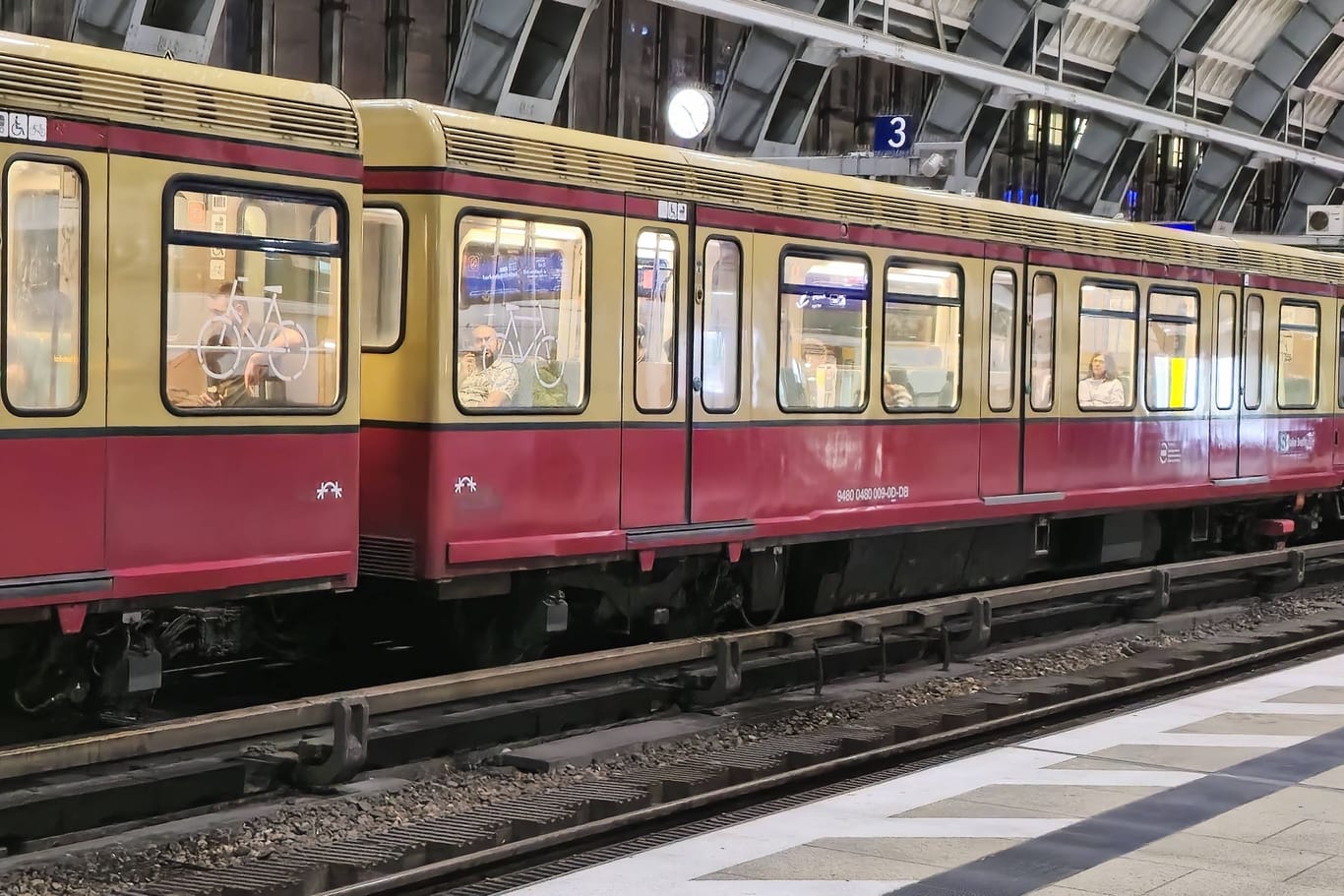 Eine S-Bahn in Berlin-Mitte (Archivbild): Auf einer wichtigen Strecke in der Hauptstadt geht nun nichts mehr.