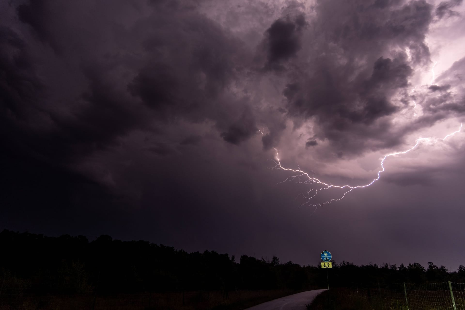 Dramatische Gewitter im Landkreis Leipzig. Blitze durchzucken den Himmel. Sturm Blitz