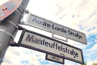 Zwei Straßenschilder mit Manteuffelstraße und Audre-Lorde-Straße (Archivbild): Derzeit sind zwei Straßenschilder angebracht.