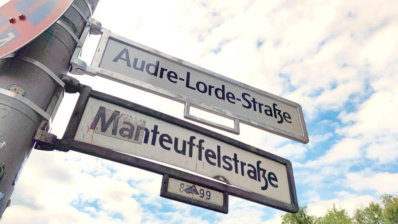 Zwei Straßenschilder mit Manteuffelstraße und Audre-Lorde-Straße (Archivbild): Derzeit sind zwei Straßenschilder angebracht.