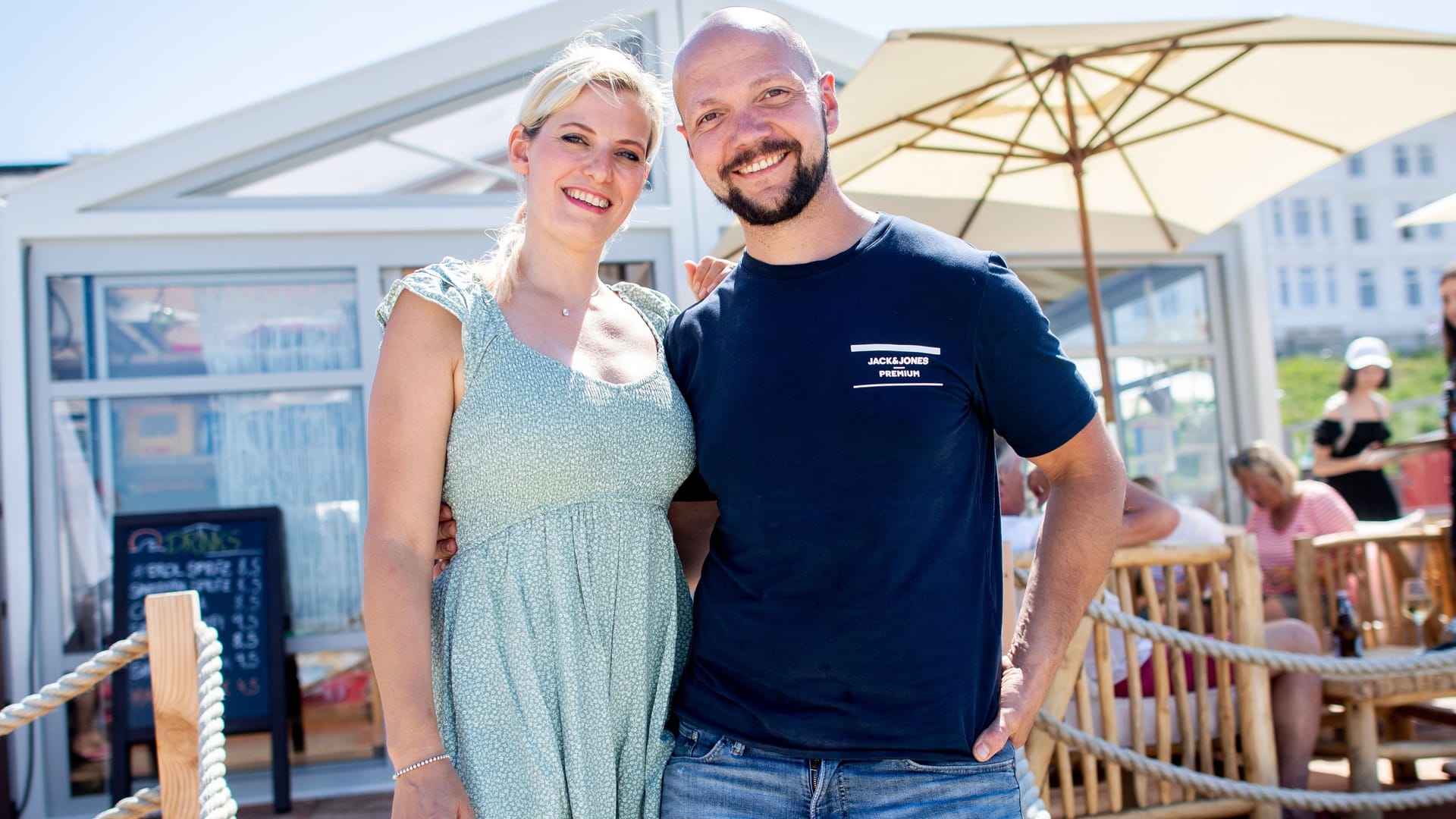 Hendrik Bremer (r.) und Christine Kamer: Beide betreiben die Milchbude Sonnendeck auf Borkum.