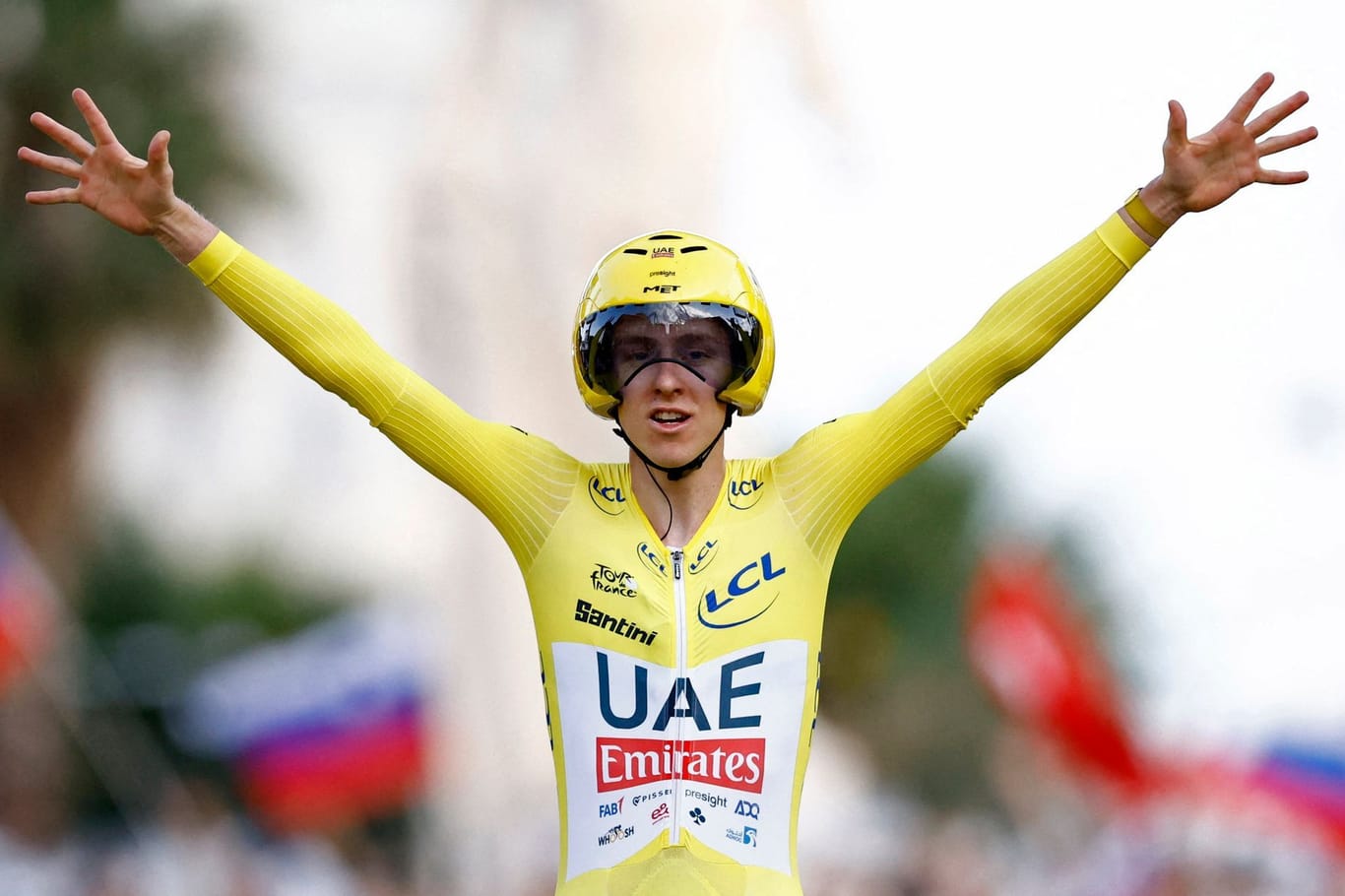Triumphator: Tadej Pogačar feiert seinen Gesamtsieg bei der Tour de France 2024.
