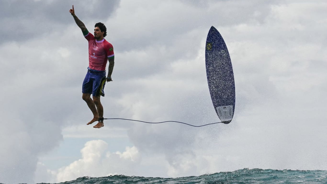 Sensationelle Bilder: Hier steht Gabriel Medina neben seinem Surfbrett in der Luft.