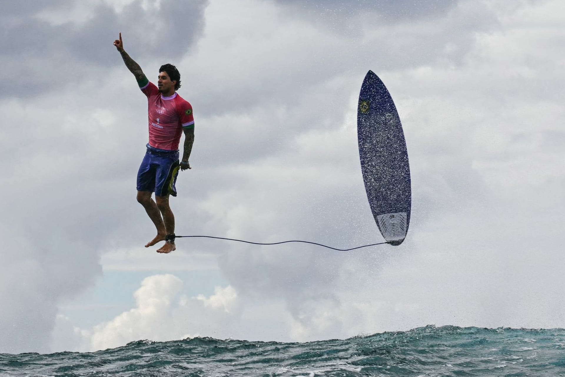 Sensationelle Bilder: Hier steht Gabriel Medina neben seinem Surfbrett in der Luft.