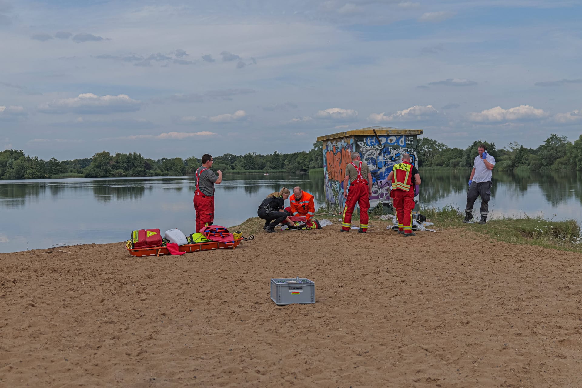 Rettungskräfte am Wietzesee Nord: Für einen Mann kam jede Hilfe zu spät.