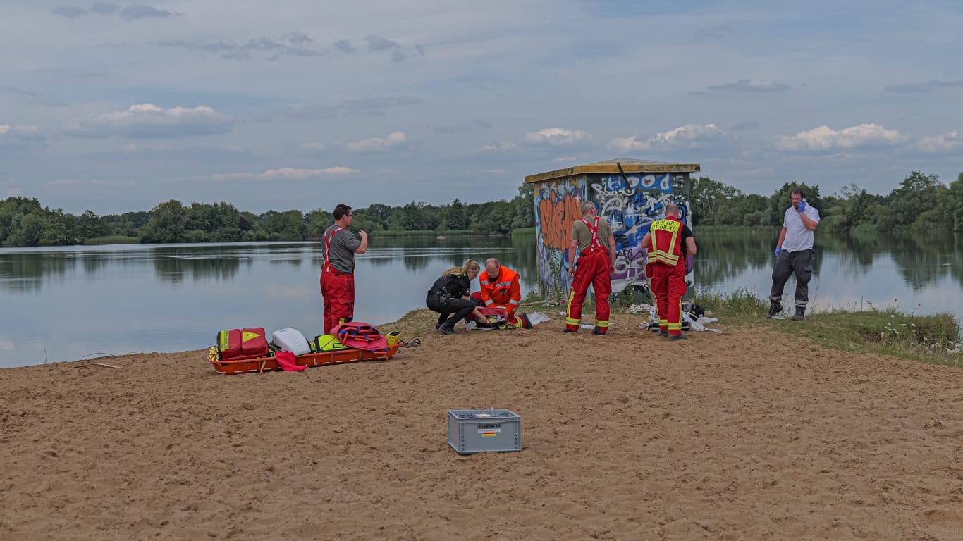 Rettungskräfte am Wietzesee Nord: Für einen Mann kam jede Hilfe zu spät.