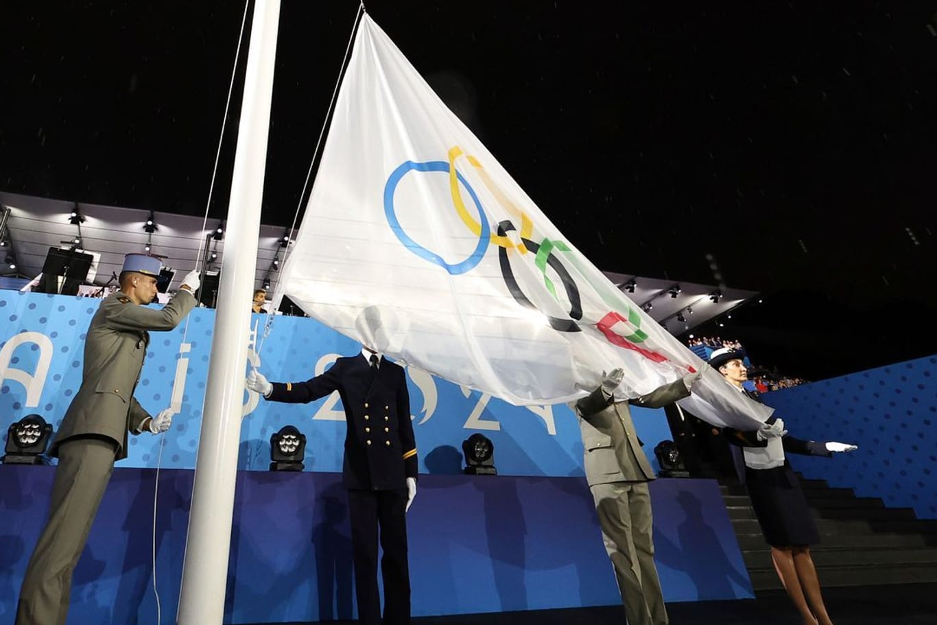 Zwei Ringe oben, drei Ringe unten: Die Olympia-Flagge wurde falsch herum gehisst.