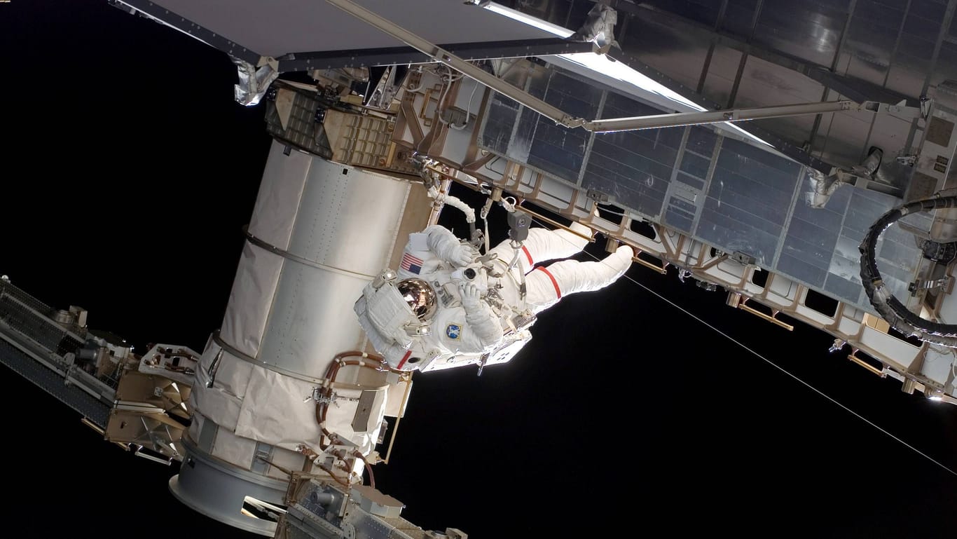 US-Astronaut Rick Mastraccio bei einem Außeneinsatz an der ISS: Die Raumanzüge sind nicht für längere Weltraumspaziergänge konzipiert.