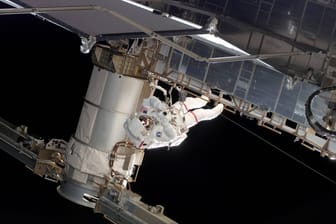 US-Astronaut Rick Mastraccio bei einem Außeneinsatz an der ISS: Die Raumanzüge sind nicht für längere Weltraumspaziergänge konzipiert.