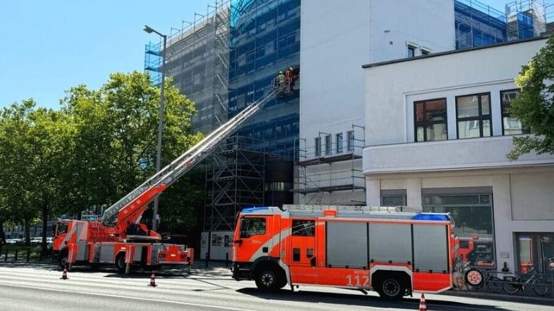 Die Einsatzstelle: Eine Person ist innerhalb eines Baugerüsts gestürzt.