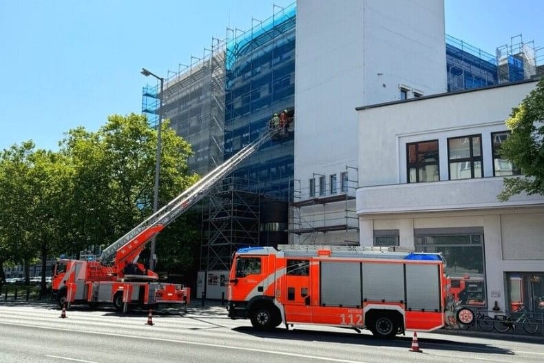 Die Einsatzstelle: Eine Person ist innerhalb eines Baugerüsts gestürzt.