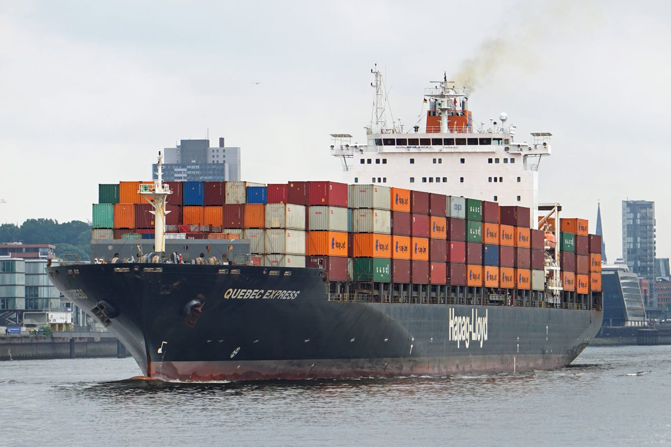 Containerschiff von Hapag-Lloyd im Hamburger Hafen (Symbolbild): Die größte deutsche Reederei ist eins von mehreren Unternehmen, die an dem Programm teilnehmen.