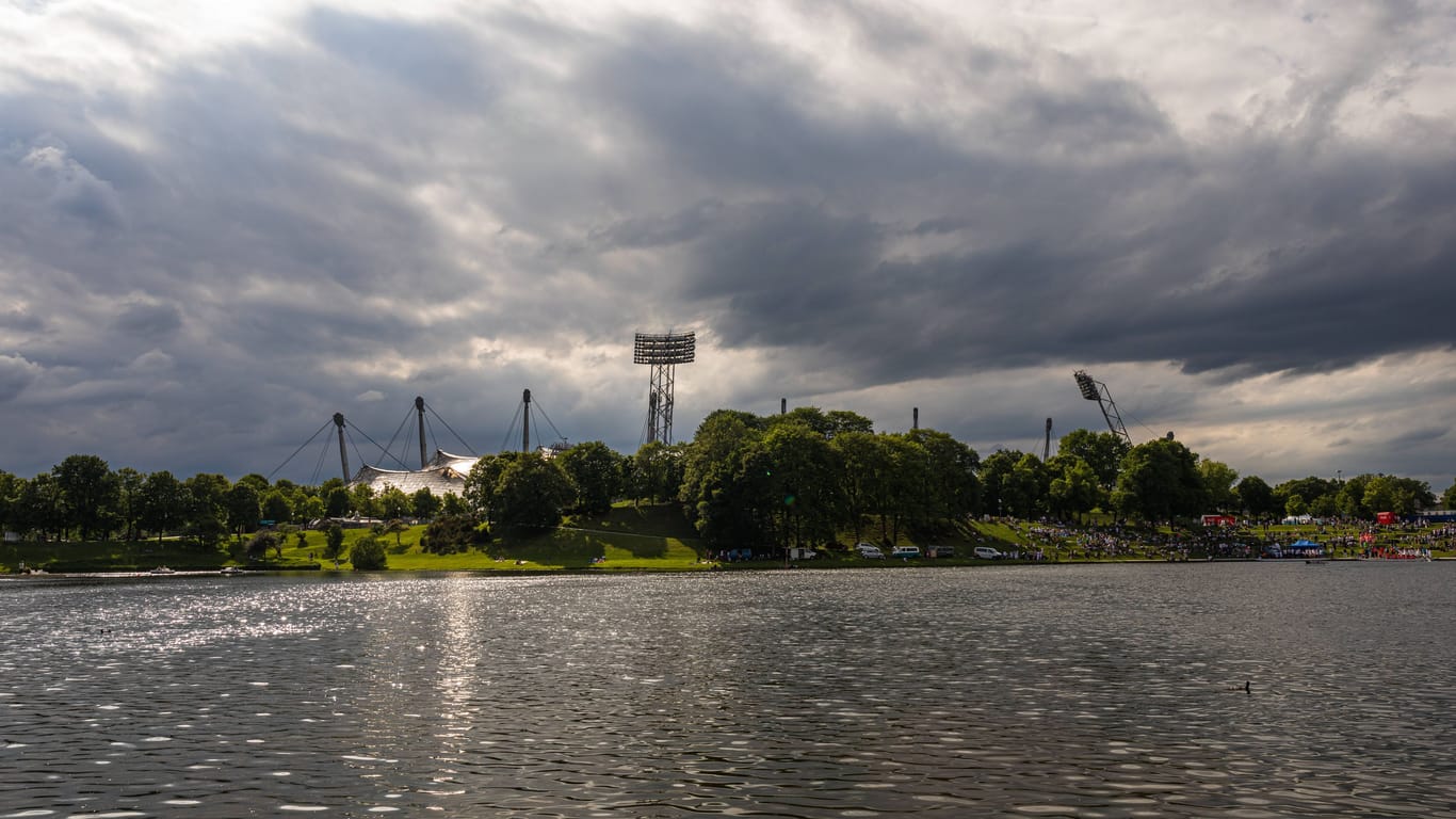 Wolken ziehen über dem Olympiapark auf (Archivbild): Ab Mitte der Woche könnte es in München ungemütlicher werden.