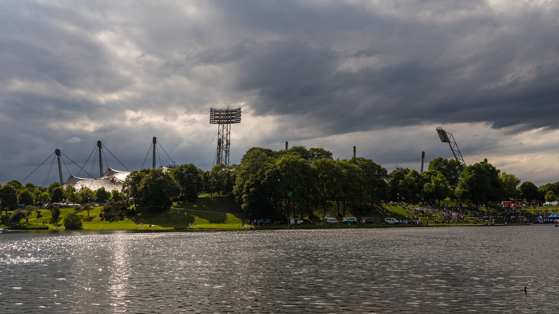 Wolken ziehen über dem Olympiapark auf (Archivbild): Ab Mitte der Woche könnte es in München ungemütlicher werden.