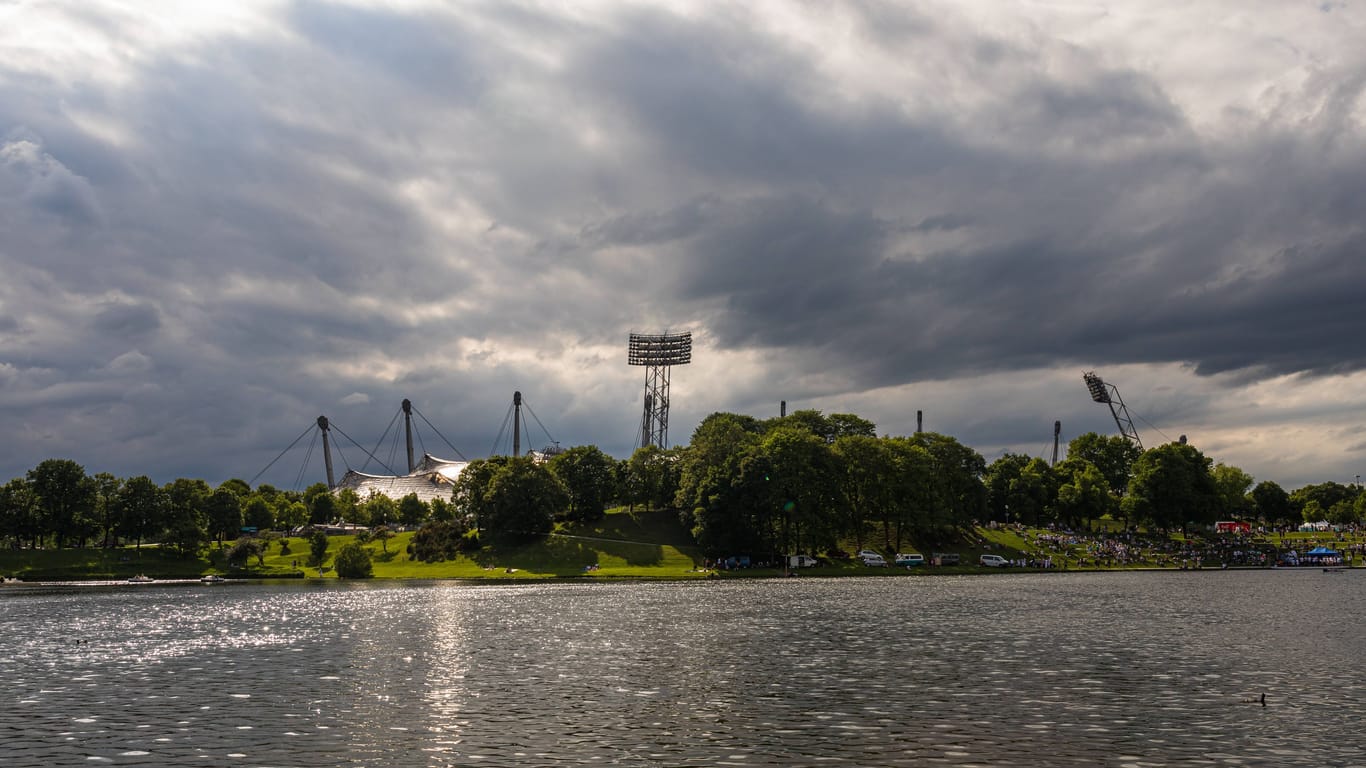 Wolken ziehen über dem Olympiapark auf (Archivbild): Ab Mitte der Woche könnte es in München ungemütlicher werden.