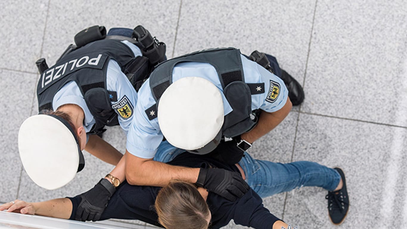 Ein Mann wird im Bahnhof festgenommen (Symbolbild). In München wurde eine einfache Fahrscheinkontrolle zu einer brenzligen Situation.